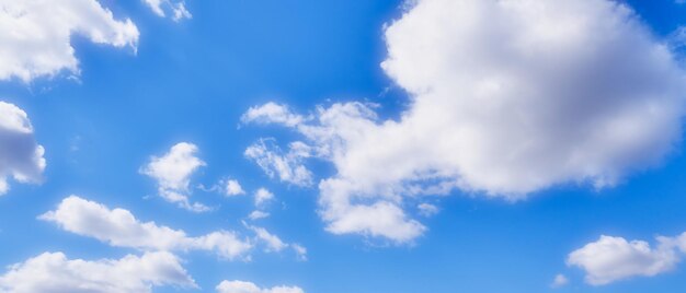 nuvole nel cielo con un cielo blu