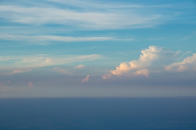 Nuvole nel cielo dalla finestra dell&#39;aeroplano.