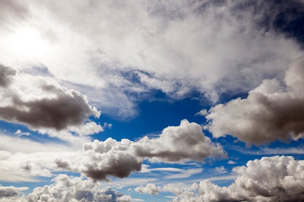 Nuvole nel cielo, nuvole in primo piano sono nel cielo,