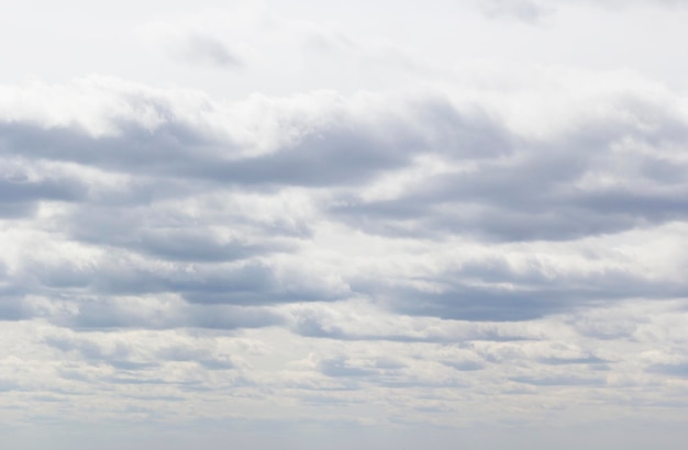 Nuvole nel cielo. Paesaggio di sfondo con nuvole. Nuvole bianche e grigie prima della pioggia.