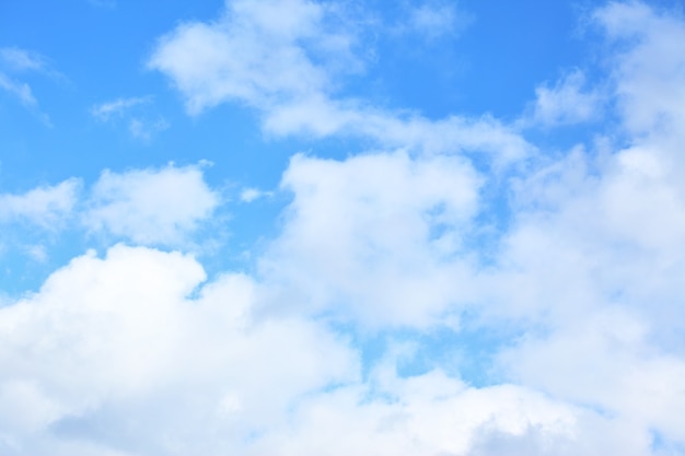 Nuvole nel cielo - sfondo naturale, spazio per il tuo testo
