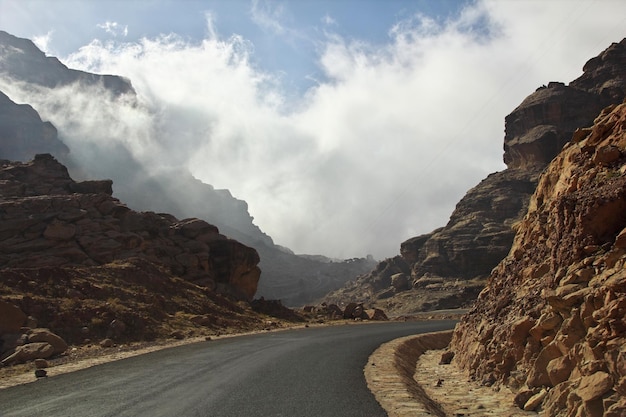 Nuvole nel villaggio di Tawila nelle montagne dello Yemen