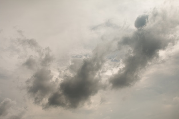 Nuvole nere e brutte di tempesta grigia.