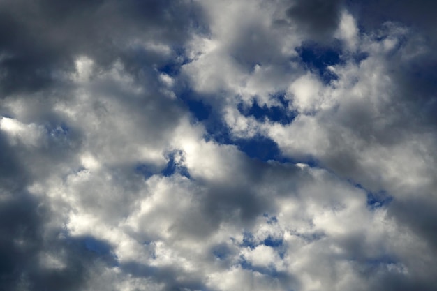 Nuvole Nimbus negli sfondi del cielo blu