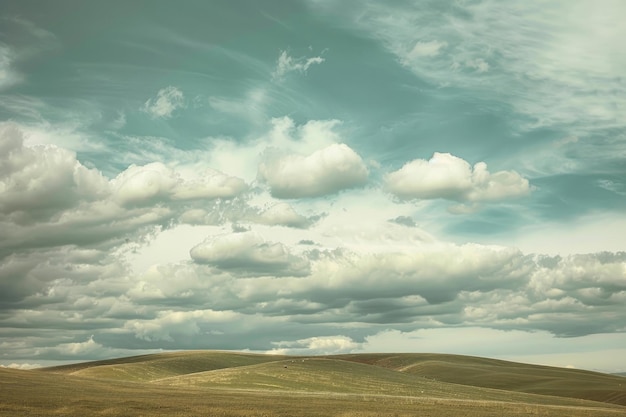 Nuvole ondulate che galleggiano pigramente su un cielo pastello che getta ombre calmanti sulle colline ondulate