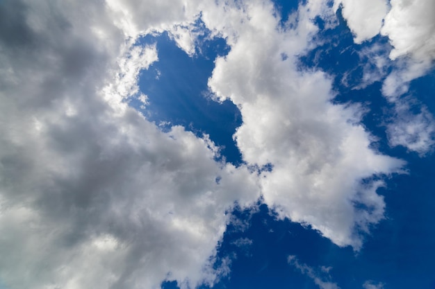 Nuvole primaverili regolari sul cielo blu alla luce del giorno nell'Europa continentale riprese verso l'alto con obiettivo grandangolare