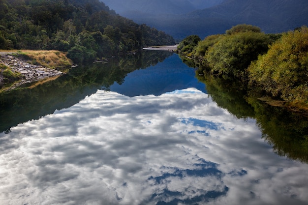 Nuvole riflesse in un fiume in Nuova Zelanda
