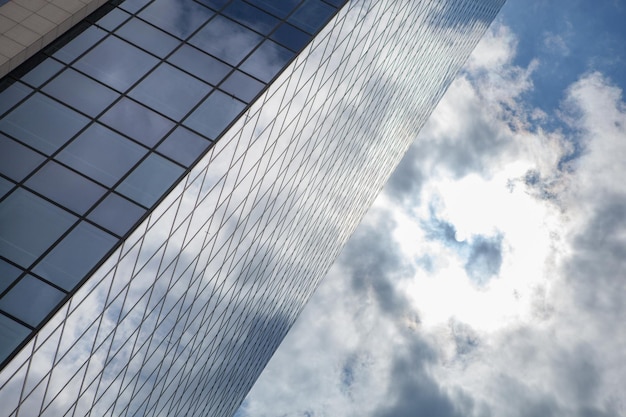 Nuvole riflesse nelle finestre del moderno edificio per uffici