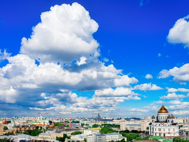 Nuvole romantiche alla chiesa ortodossa di Cristo Salvatore nella città di Mosca in Russia la sera.