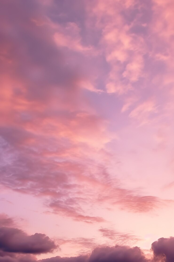 Nuvole rosa su un cielo durante il tramonto