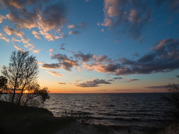 nuvole rosa sul fiume tramonto sul fiume