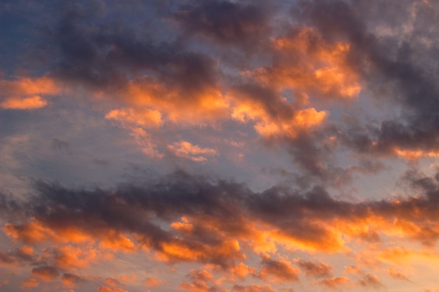 Nuvole rosse durante il tramonto