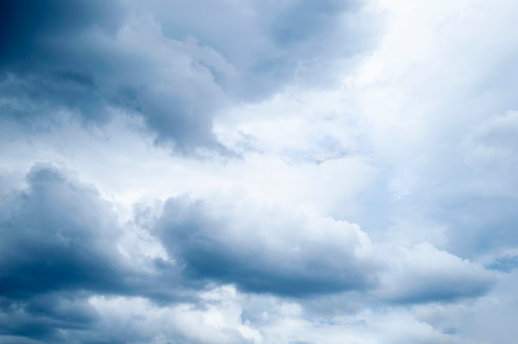 Foto nuvole scure nel cielo. cielo dopo la pioggia