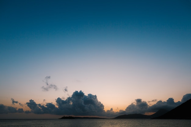 Nuvole scure stanno avanzando nel cielo sopra il mare vicino all'isola di mamula in montenegro