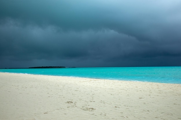 Nuvole scure sull'oceano