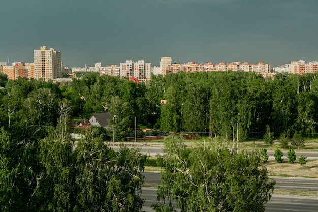 nuvole scure sulla città prima della pioggia alberi verdi sulle strade della città