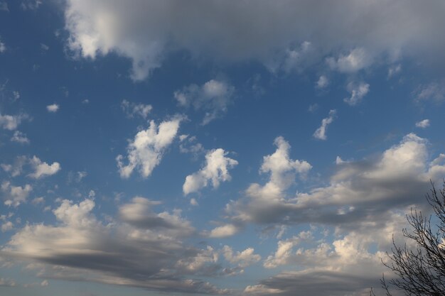 nuvole soffici grigiobianche sul cielo blu