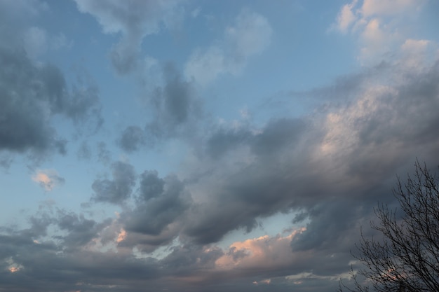 nuvole soffici grigiobianche sul cielo blu