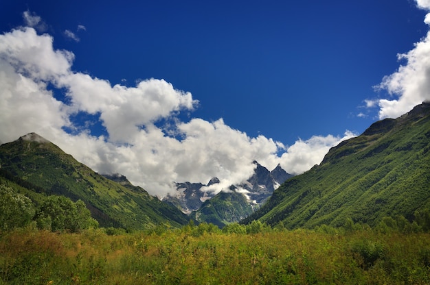 Nuvole sopra il costone roccioso della regione montuosa del Caucaso settentrionale in Russia.
