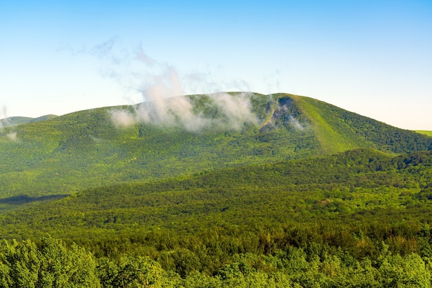 Nuvole sopra il paesaggio delle montagne verdi