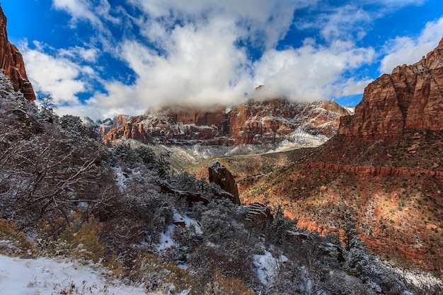 Nuvole sopra il Parco Nazionale di Zion in inverno USA