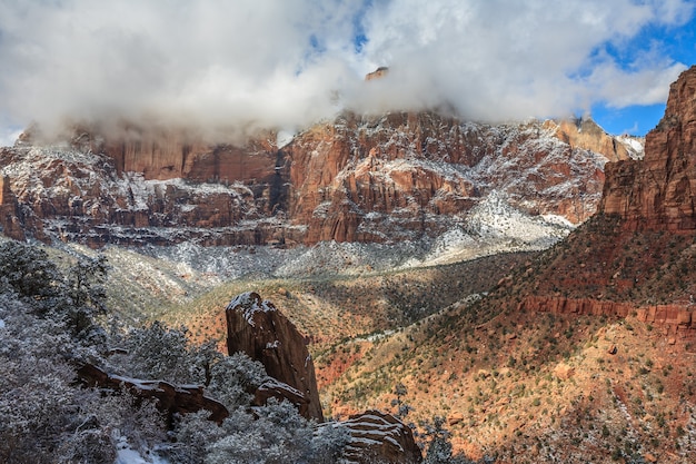 Nuvole sopra il Parco Nazionale di Zion in inverno USA