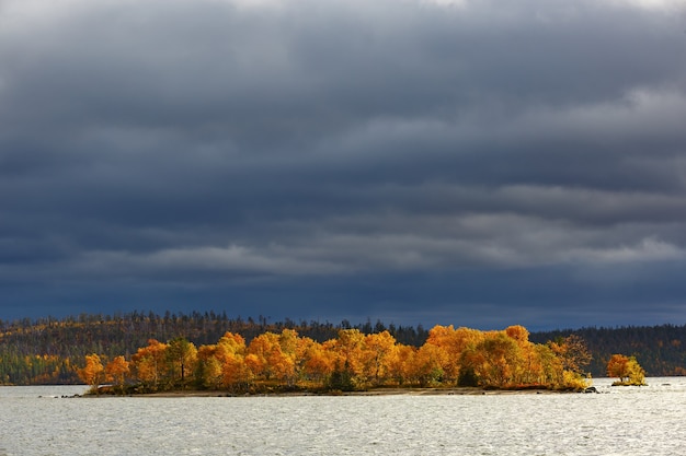 Nuvole su un'isola in un lago nella parte montuosa della tundra in autunno.