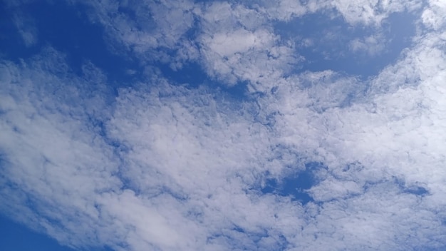 Nuvole sul cielo blu natura con sfondo spaziale carta da parati