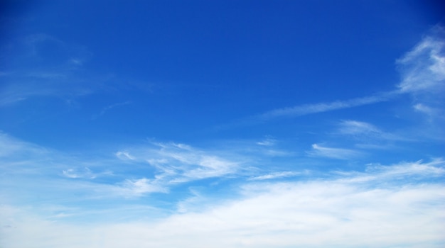 nuvole sul cielo blu