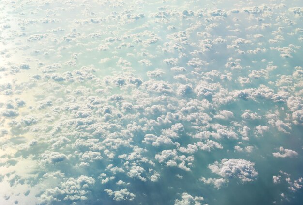 Nuvole sul mare dall'aereo