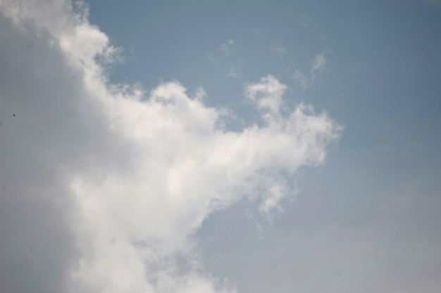 Nuvole sulla natura del cielo blu con carta da parati del fondo dello spazio