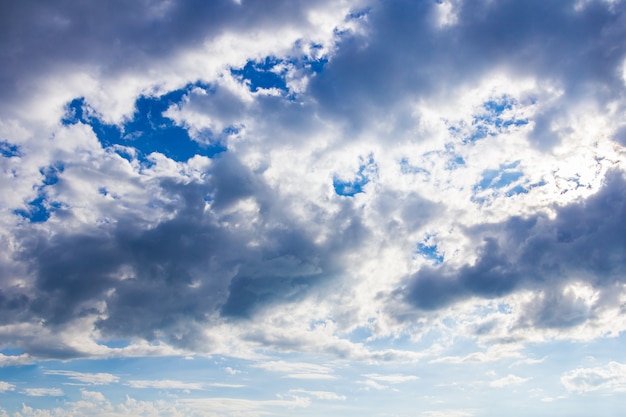 nuvole sullo sfondo del cielo blu