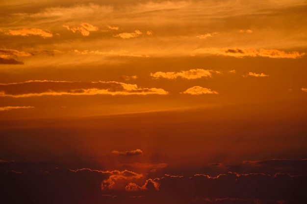 Nuvole sullo sfondo del cielo giallo durante il tramonto