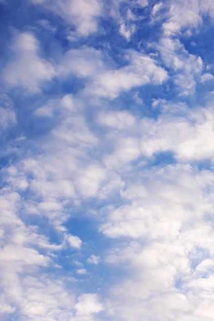 Nuvole sullo sfondo o sulla trama del cielo blu