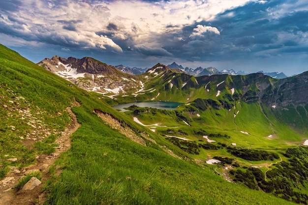 Nuvole tempestose allo Schrecksee nelle Alpi Allgau vicino a Hinterstein, Bad Hindelang.