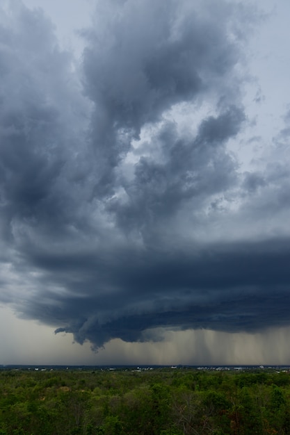 Nuvole temporalesche con la pioggia. Natura Ambiente Dark enorme nuvola cielo nero nube tempestosa