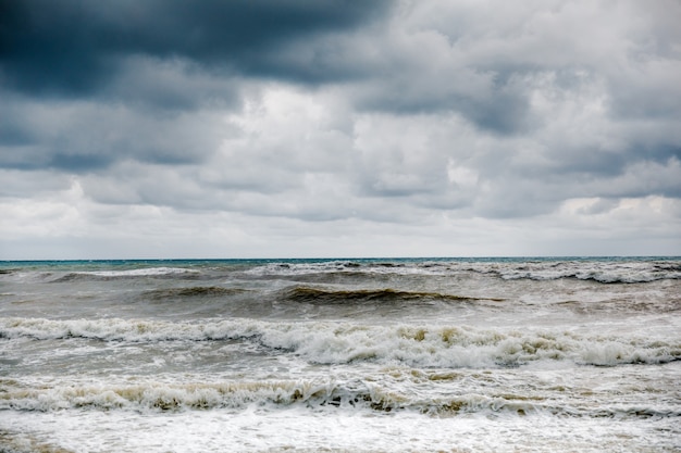 Nuvole temporalesche sul mare. Cielo drammatico e onde giganti.