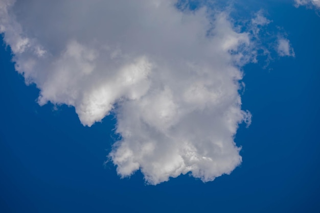 Nuvole tradizionali sullo sfondo blu del cielo