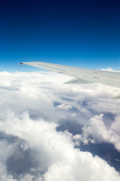 Nuvole, una vista dalla finestra dell'aeroplano. Cielo