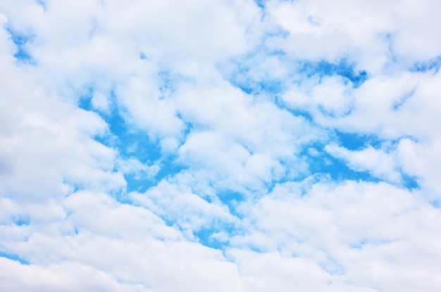 Nuvolosità - Cielo azzurro con nuvole bianche. Sfondo strutturato naturale