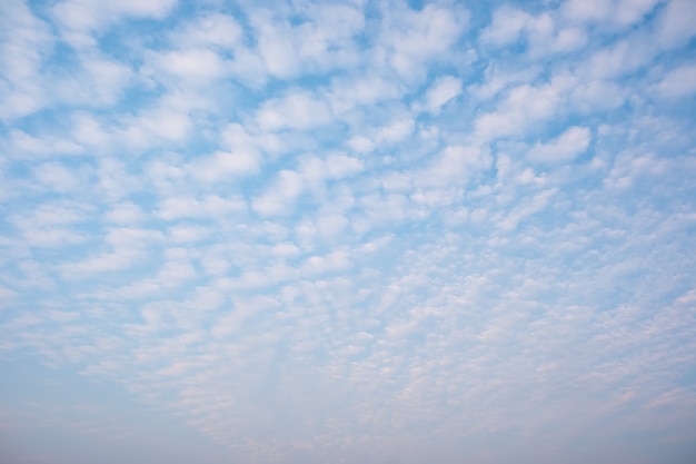 Nuvoloso bianco con un cielo blu Nuvole d'onda nel cielo Nuvola soffice.