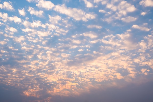 Nuvoloso bianco con un cielo blu. Nuvole d'onda sul cielo. Nuvola soffice e tramonto.