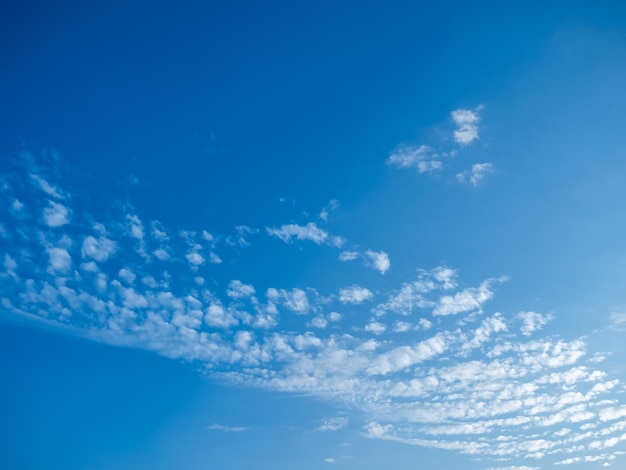 nuvoloso cielo blu in una giornata di sole