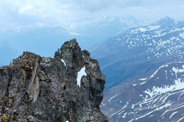 Nuvoloso con vista sulle montagne con roccia pietrosa sopra il precipizio (vicino a Kaunertal Gletscher sul confine tra Austria e Italia)