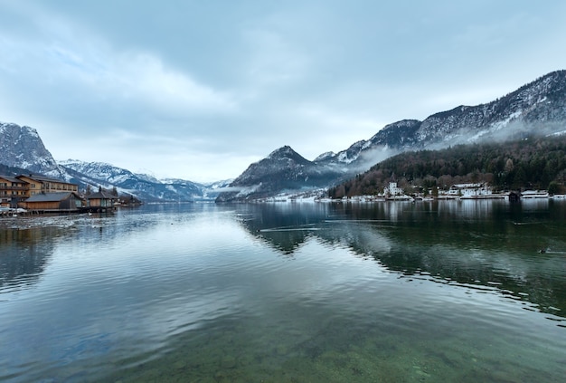 Nuvoloso inverno Lago alpino Grundlsee vista Austria