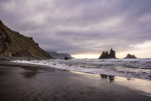 Nuvoloso tramonto sulla spiaggia di Benijo nel nord di Tenerife in Spagna