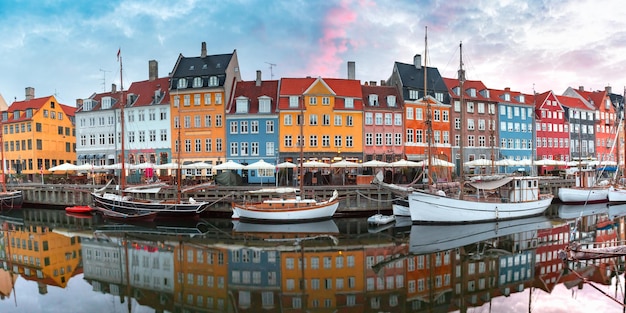 Nyhavn all'alba a Copenaghen in Danimarca