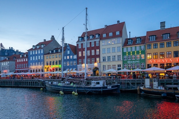 Nyhavn nella città di Copenaghen, Danimarca alla notte