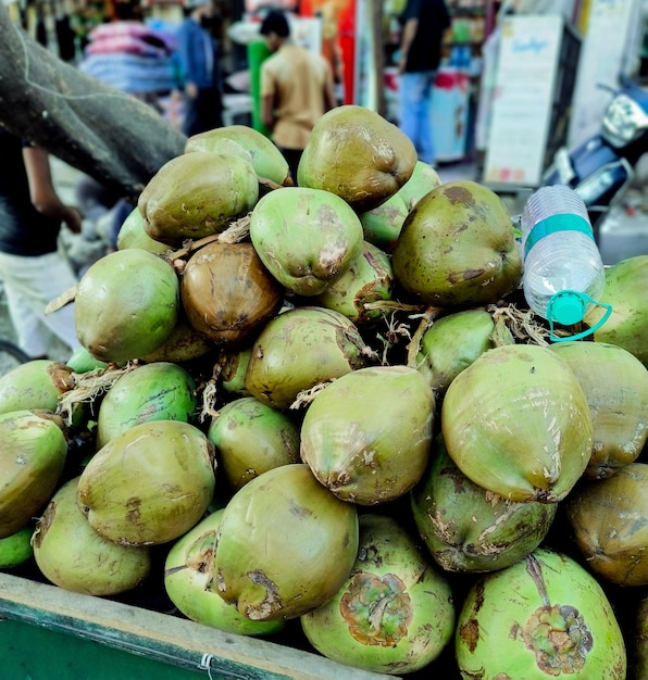 o un mucchio di noci di cocco sul carrello sulla strada per la vendita in India