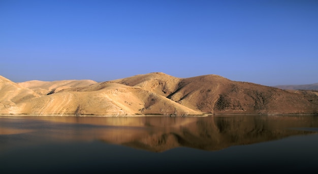 Oasi nel mezzo del deserto - Riflessione delle montagne del deserto sulla superficie del lago